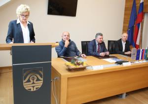 PODPIS POGODBE - prometna ureditev pri OŠ Cerknica 02  FOTO LJUBO VUKELIČ